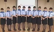 Азијатска придружница добија кремпи на авиону
