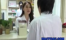 สาวญี่ปุ่นได้รับอวัยวะเพศที่แน่นของเธอในโรงพยาบาล