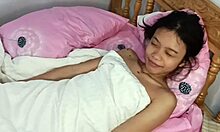 Filippina viene scopata in faccia e coperta di sperma
