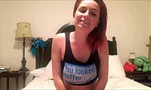 Riktiga amatör rödhåriga strippar nakna på webbkamera