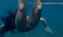 ビキニ姿の若いモデルたちが水中でフリークするHDビデオ