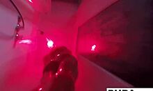 Kendra Cole, eine atemberaubende Brünette, genießt eine sinnliche Dusche in einem selbstgemachten Video