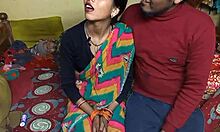Une femme indienne offre un coup d'un soir avec plusieurs partenaires à la maison