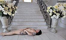 Dasha Gaga, tetovirana najstnica z osupljivo postavo, izvaja akrobatske poteze na tleh