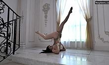 Dasha Gaga, seorang remaja bertato dengan fisik yang menakjubkan, melakukan gerakan akrobatik di lantai