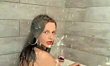 Fiica vecinului Jolene într-o scenă de duș fierbinte
