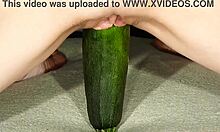 Solo spelen met een gigantische komkommer en voeten