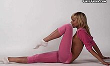 Zinka Korzinkinas gymnastiska färdigheter visas upp i naken träningsvideo