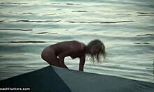 Blondýnka ukazuje své nahé tělo a jde si zaplavat