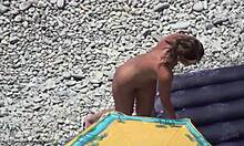 Liderlig nudistpige beslutter sig for at sole sig helt nøgen på kamera
