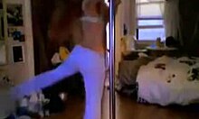 Невероятните извивки на тийнейджърката се тресат, докато тя танцува в стаята си