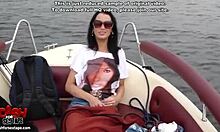 Црнокоса жена бљеска својим рупама у видеу на јахти