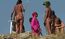 Különböző szexi nudisták amazonnak öltöznek, vagy ilyesmi