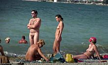 Nudist strandtikar visar upp sina heta kroppar utomhus som galna