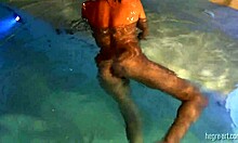 גבריאלה המדהימה מציגה את הפטמה שלה בבריכת שחייה