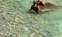 Страстная пара наслаждается жестким миссионерским сексом на пляже