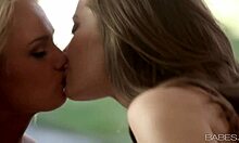 两个兴奋的女同性恋互相亲吻和口交