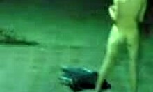 醉酒的俄罗斯熟女裸体在停车场上