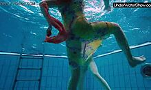 Bubarek et sa copine s'amusent dans la piscine