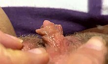 Intensiivinen lähikuva massiivisesta klitoriksesta, joka masturboi huipentumaan asti