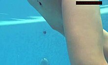 La estrella porno rusa Lina Mercury en bikini nada en la piscina