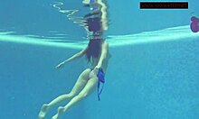 A estrela pornô russa Lina Mercury de biquíni nada na piscina