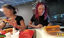 两个性欲高涨的女人在麦当劳用餐时露出乳房 - 特色是一个有纹身的职业天使