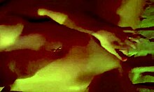 Une femme amateur se fait remplir de sperme dans le sauna