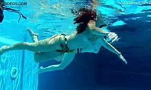 Rosyjskie i hiszpańskie nastolatki robią się mokre i dzikie w basenie