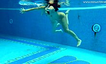 Russiske og spanske teenagere bliver våde og vilde i en pool