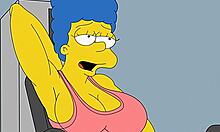 Marge, a szemtelen háziasszony, férje távollétében anális szexet él át az edzőteremben és otthon