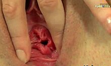 In primo piano di un'adolescente naturale con la figa spalancata che viene allungata e raggiunge l'orgasmo
