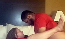 Un bărbat negru cu un penis mare şi o adolescentă drăguţă fac sex fierbinte într-o cameră de hotel