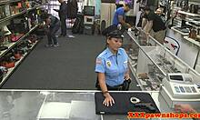 Skrivna kamera posnela policijsko punco, ki ji zastavljalnik daje obraznico