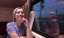 Una chica atractiva con tetas naturales tiene sexo en el tren