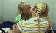 Adolescente lesbiene cu sâni mici se bucură de un trio oral