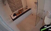 Eine junge Frau macht sich im Badezimmer schmutzig