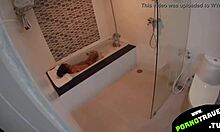 O tânără se murdăreşte în baie
