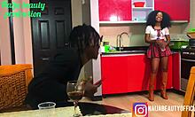 Smyslný sex v kuchyni s krásou Naija a přítelem jejího bratra