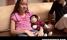 Uma babá adolescente faz um boquete desleixado