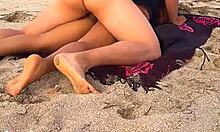 O amatoare mexicană atletică primeşte sex anal de la un străin pe o plajă publică