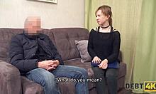 一个俄罗斯素人女孩被付钱骑着一个大阴茎进行粗暴的性行为