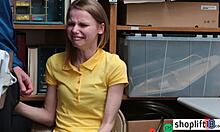 Venäläinen teini, jolla on pienet tissit, piilotettu kameraan