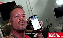 Sidney Dark, une milf allemande gothique, se fait plaisir avec ses doigts sur son vagin rasé avant un rendez-vous sexuel chaud sur datingbaron.com