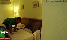 一对兴奋的夫妇在酒店房间的隐藏摄像头上进行口交和交