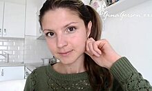 Gina Gersons, eine europäische Pornostar, führt ein Interview mit Fans in einem Amateur-Home-Video