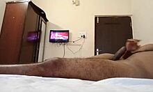 Tıraş olmuş amcığı olan Hintli MILF otel seksinden hoşlanıyor