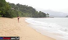 Amandaborges, uma brasileira amadora, é apanhada na praia para sexo anal