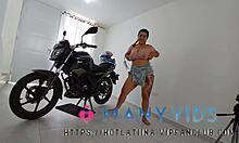 Den brasilianske teenager Lauren Latina får sin store røv doggystyle på sin motorcykel i Colombia