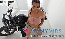 Brazilska najstnica Lauren Latina dobi svojo veliko rit v pasji stilu na svojem motorju v Kolumbiji